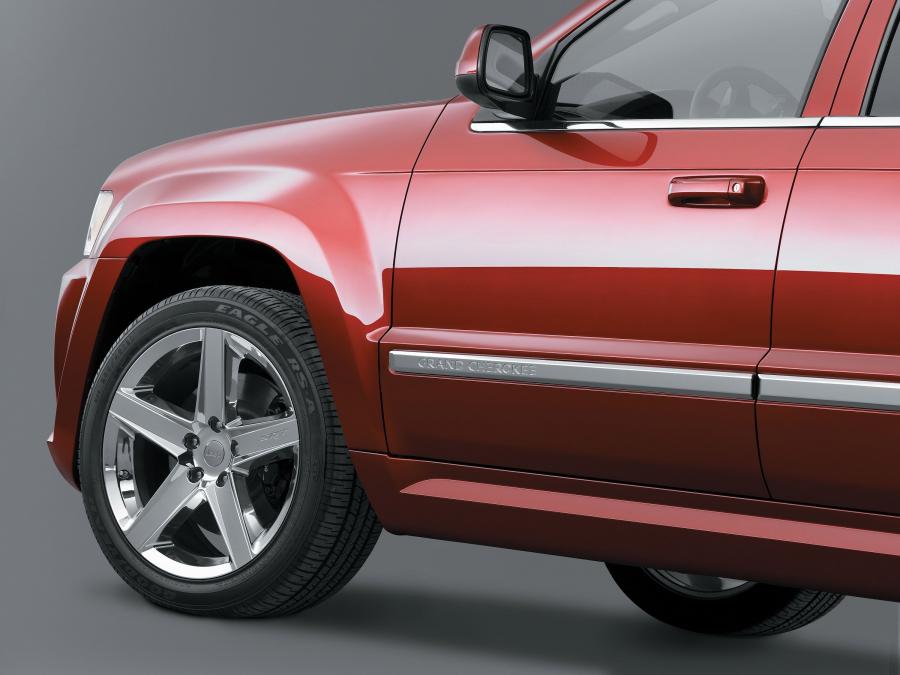  Jeep Grand Cherokee SRT8 2006 года  (фото 13 из 24)
